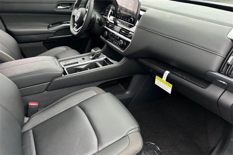 New 2025 Nissan Pathfinder SLImage 14