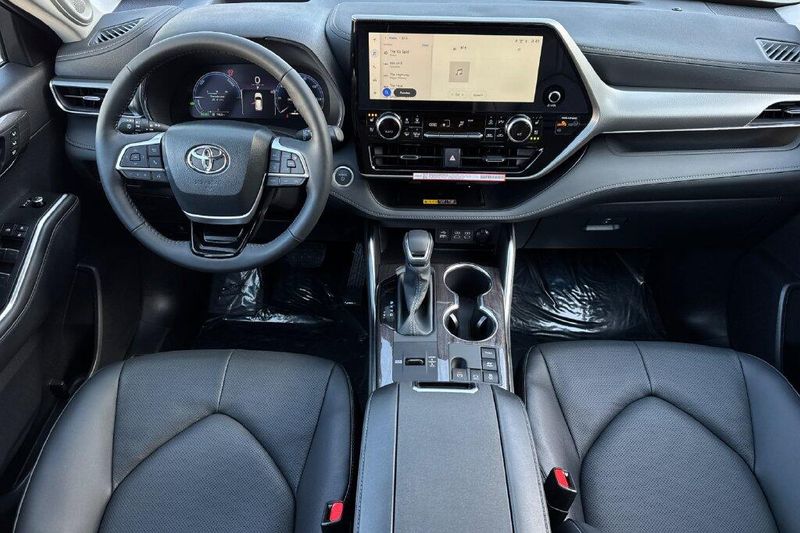 New 2026 Toyota Highlander Hybrid PlatinumImage 14