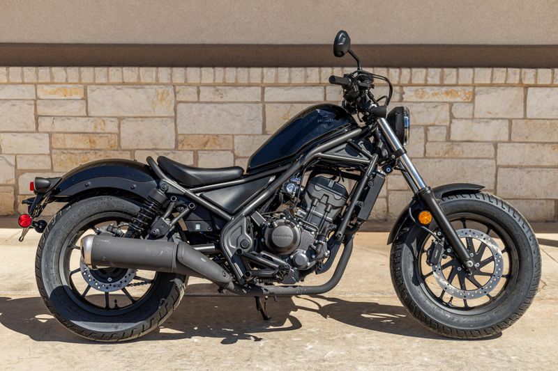 2025 Honda REBEL 300 MATTE BLACK METALLIC Image 2