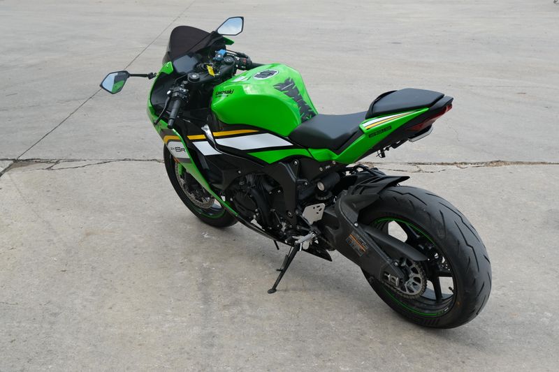 2025 Kawasaki NINJA ZX6R KRT EDITION LIME GREEN AND EBONY AND PEARL BLIZZARD WHITE Image 6