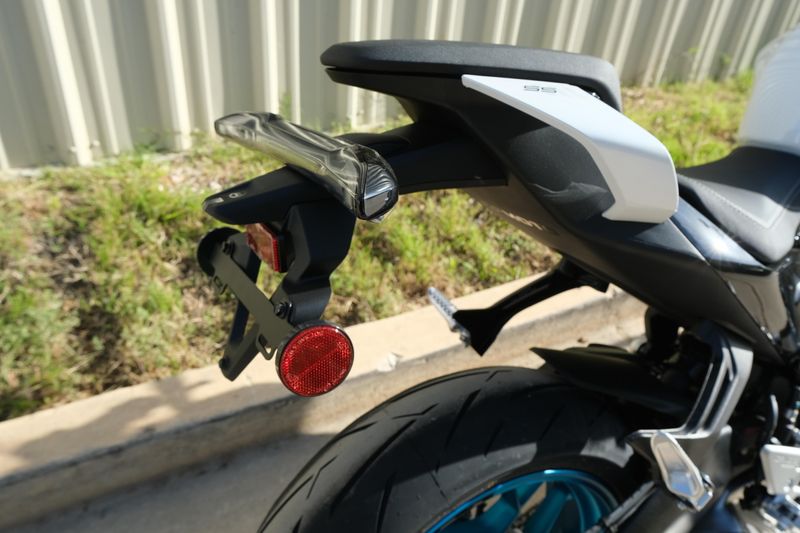 2025 CFMOTO 675 SS NEBULA WHITE Image 3