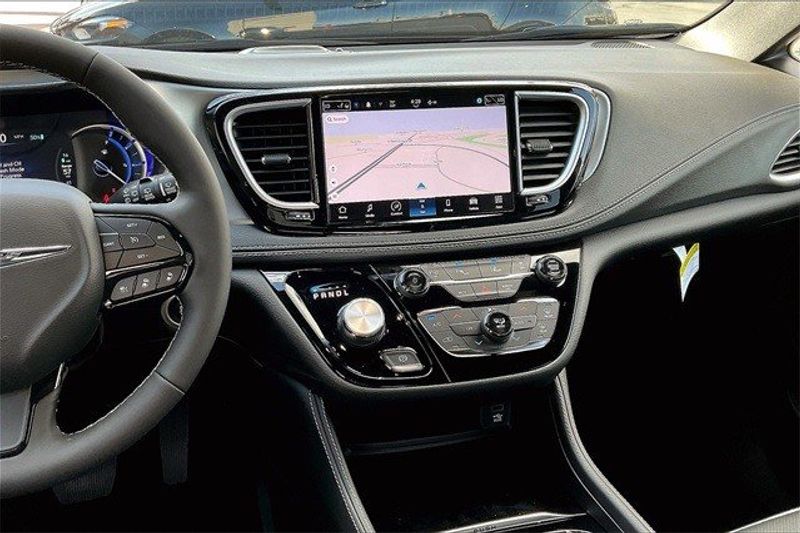 2023 Chrysler Pacifica Plug-in Hybrid LimitedImage 5