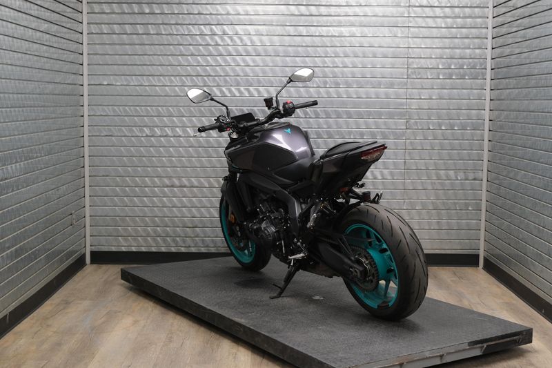 USED 2024 YAMAHA MT09 Image 5