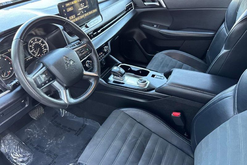 Used 2025 Mitsubishi Outlander SEImage 9