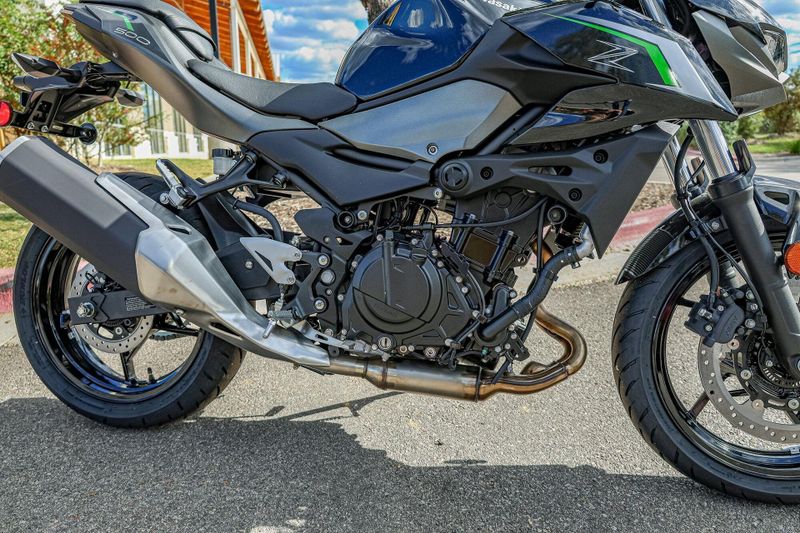 2025 Kawasaki Z500 ABS METALLIC SPARK BLACK AND METALLIC MATTE GRAPHENESTEEL GRAY Image 15