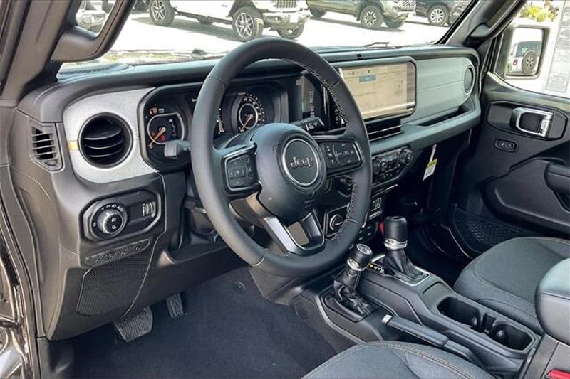 2025 Jeep Gladiator Willys photo 6