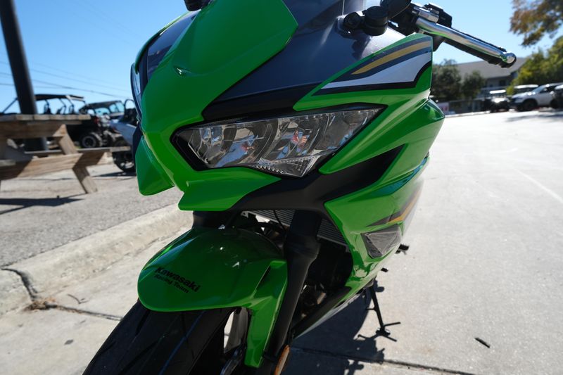 2025 Kawasaki NINJA 650 KRT EDITION ABS LIME GREEN AND EBONY AND PEARL BLIZZARD WHITEImage 23