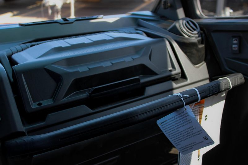 2025 Can-Am DEFENDER MAX LIMITED CAB HD10 DESERT TAN AND STEALTH BLACK Image 18