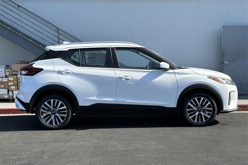 2024 Nissan Kicks SVImage 2