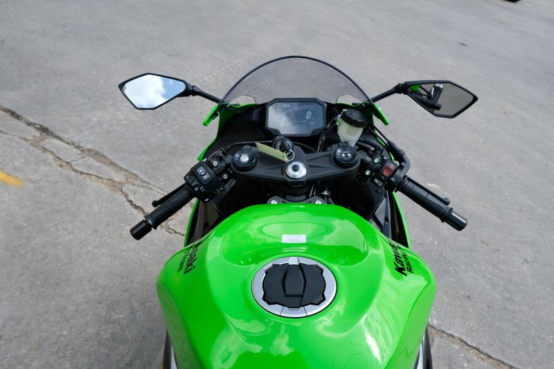 2025 Kawasaki NINJA ZX6R KRT EDITION LIME GREEN AND EBONY AND PEARL BLIZZARD WHITE Image 19