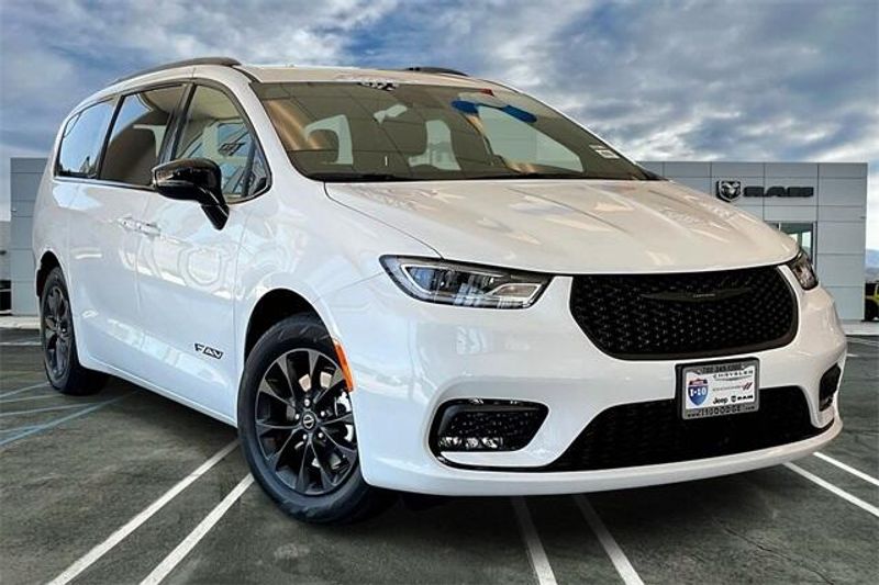 New 2025 Chrysler Pacifica SelectImage 13