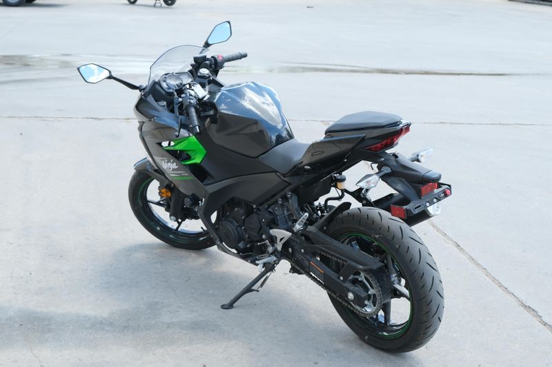 2023 Kawasaki NINJA 400 ABS METALLIC CARBON GRAY AND METALLIC MATTE CARBON GRAY Image 6