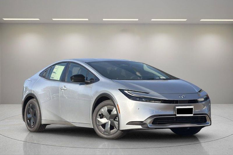 New 2027 Toyota Prius Plug-In Hybrid SEImage 1