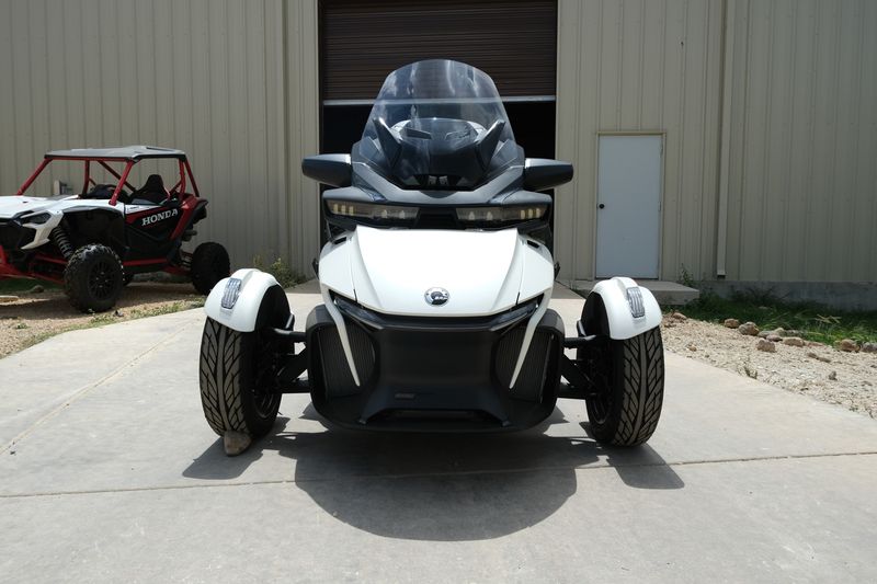 2024 Can-Am SPYDER RT SEATOSKY VEGAS WHITE SATINImage 12