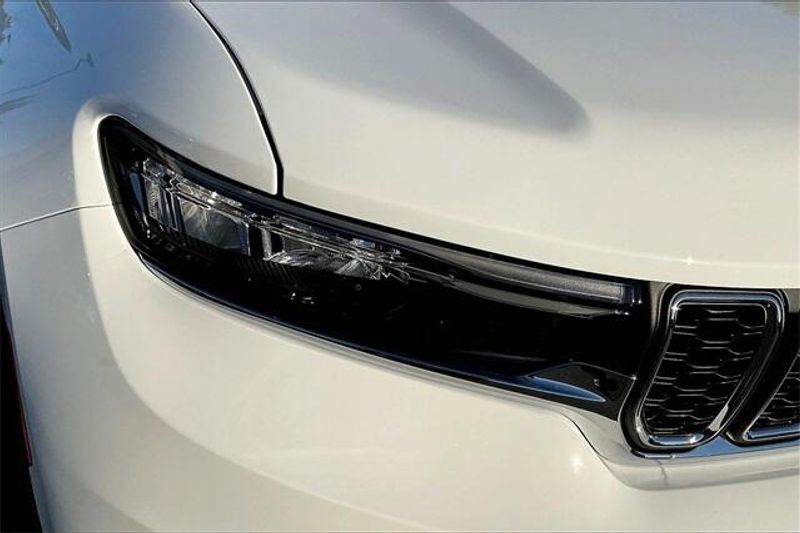 New 2025 Jeep Grand Cherokee L Laredo 4x4Image 11