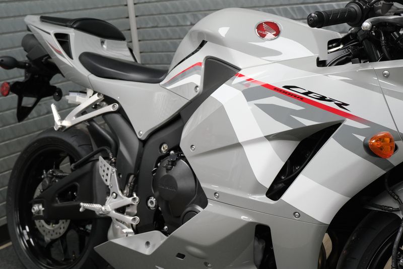 NEW 2026 HONDA CBR600RR Image 11