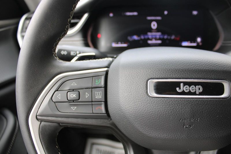 2023 Jeep Grand Cherokee Laredo photo 13