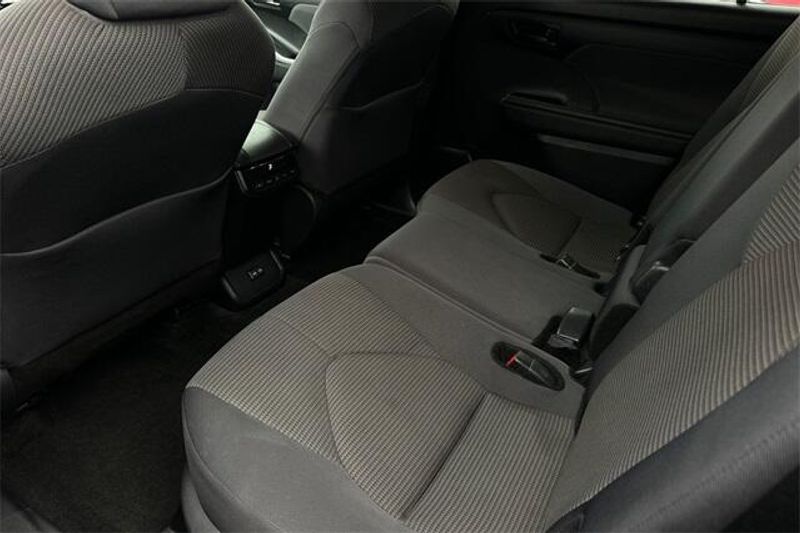 Used 2024 Toyota Highlander LEImage 10