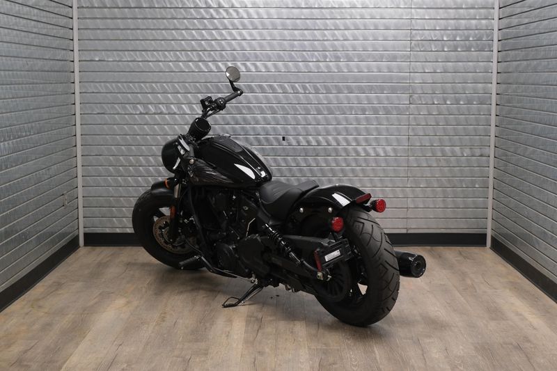 USED 2025 INDIAN MOTORCYCLE SCOUT BOBBER LIMITED WITH TECHNOLOGY PACKAGE BLACK METALLIC Image 5