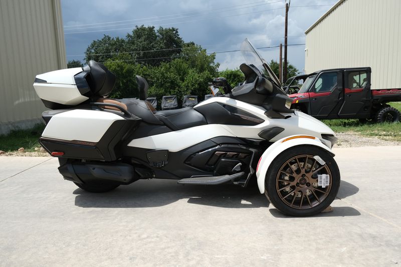 2024 Can-Am SPYDER RT SEATOSKY VEGAS WHITE SATINImage 14