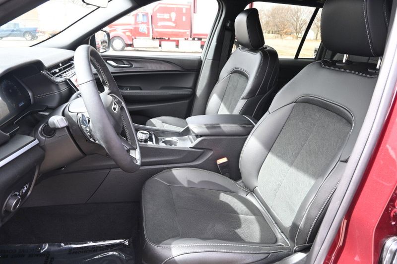 2025 Jeep Grand Cherokee Altitude XImage 11