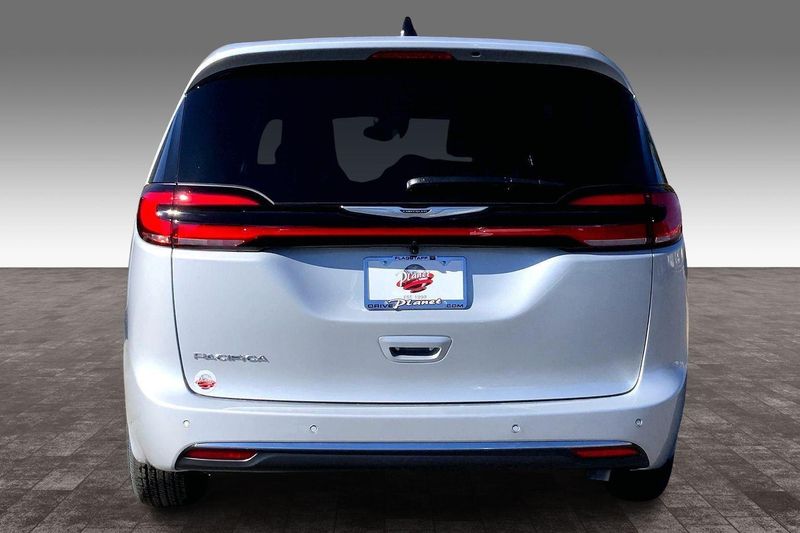 2026 Chrysler Pacifica photo 4