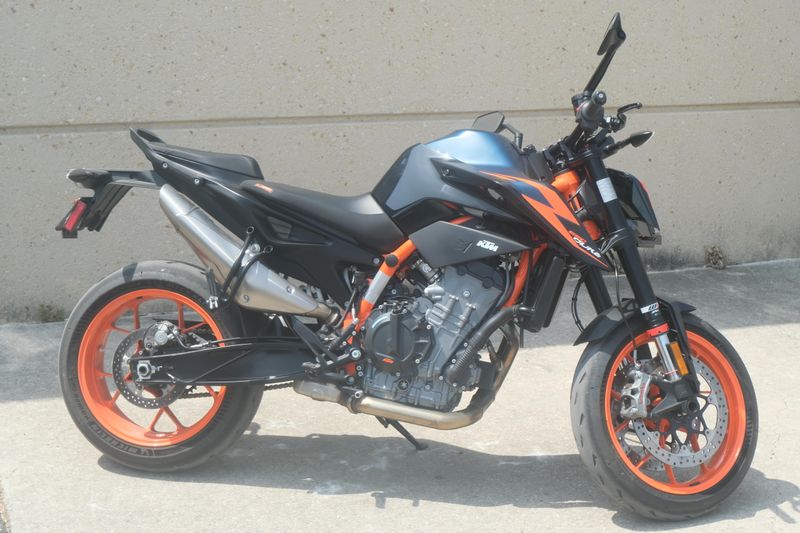 2023 KTM 890 DUKE R ORANGE AND BLUE Image 3