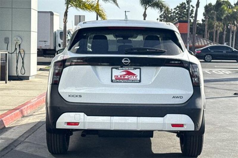 2025 Nissan Kicks SVImage 4