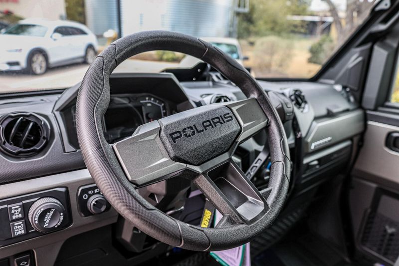 2025 Polaris RANGER CREW XD 1500 NORTHSTAR EDITION ULTIMATE GHOST WHITE METALLIC SMOKE Image 5