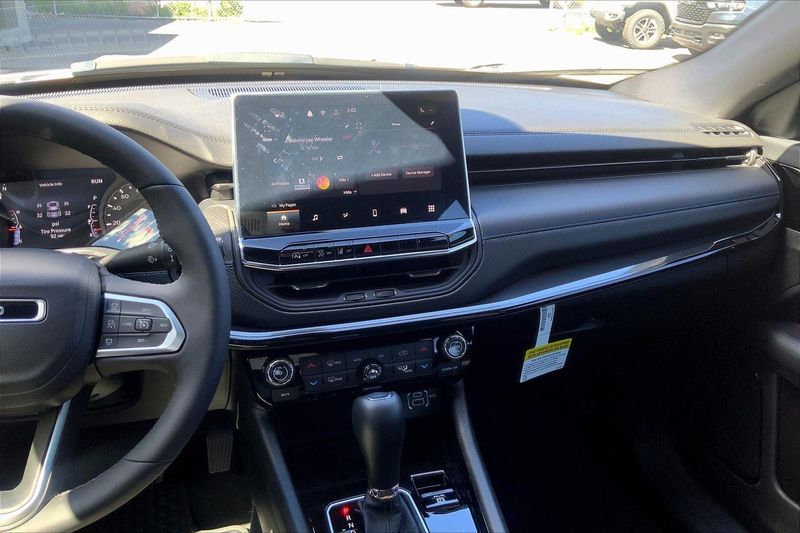 2025 Jeep Compass Latitude photo 5