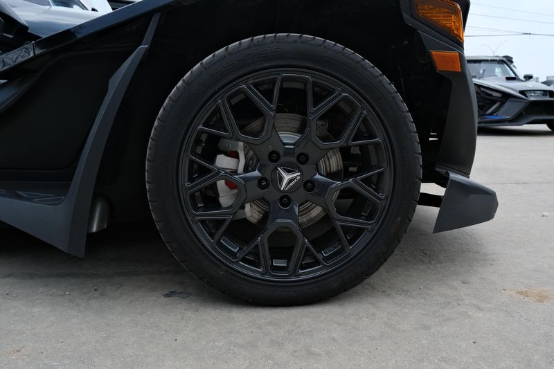 NEW 2025 POLARIS SLINGSHOT SL AUTODRIVE  in a JET BLACK exterior color. Family PowerSports (877) 886-1997 familypowersports.com 