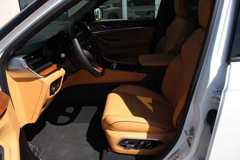 2025 Jeep Grand Cherokee L Summit Reserve photo 12