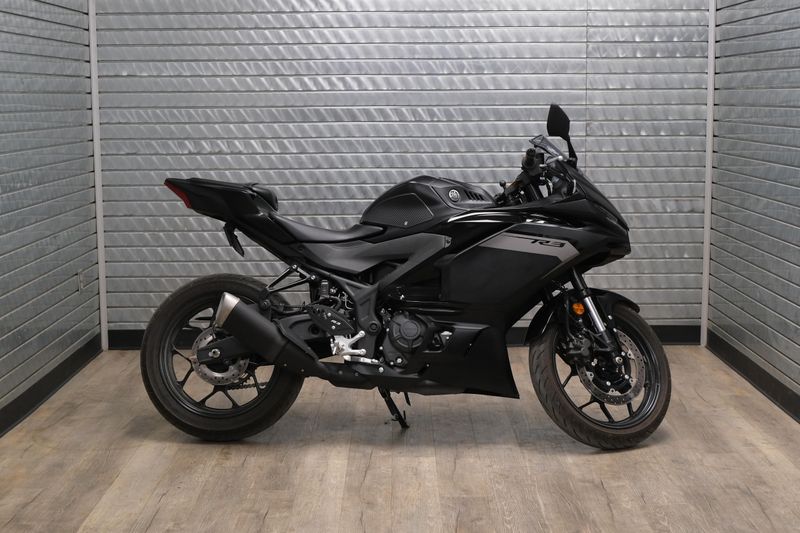 USED 2025 YAMAHA YZFR3 ABS Image 2