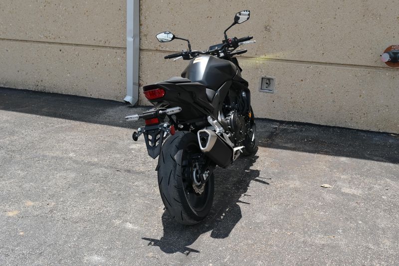 2025 Honda CB750 HORNET MATTE BLACK METALLIC Image 4