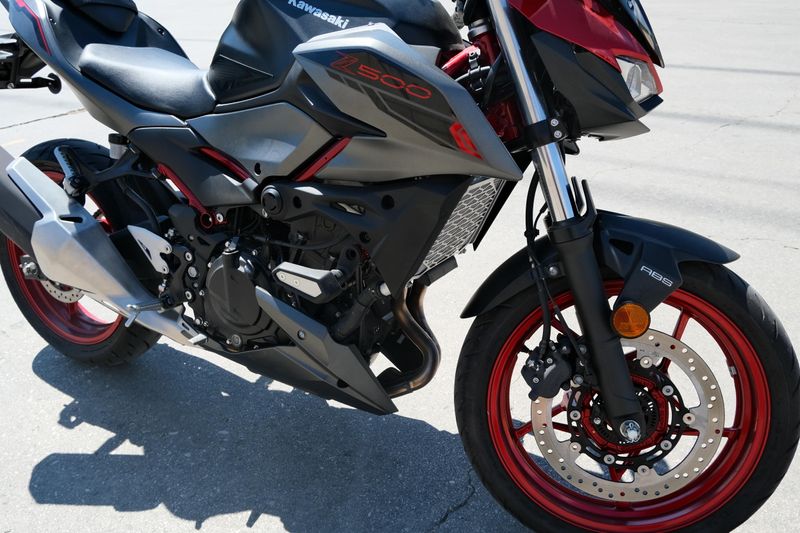 USED 2025 KAWASAKI Z500 SE ABS Image 12