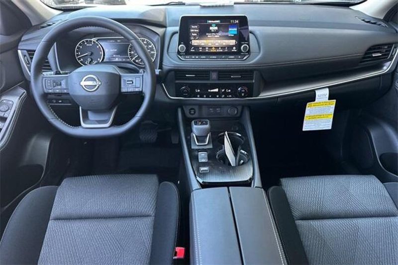 New 2025 Nissan Rogue SVImage 10
