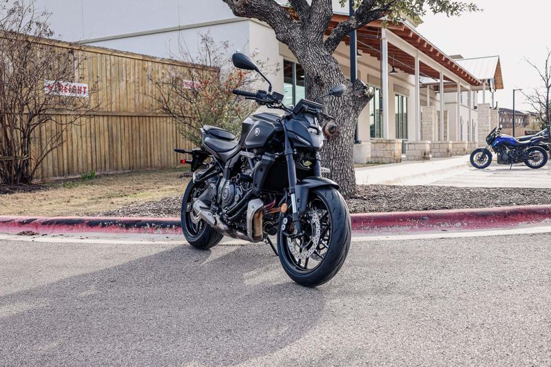 2025 Yamaha MT07 MATTE CHARCOAL BLACKImage 1