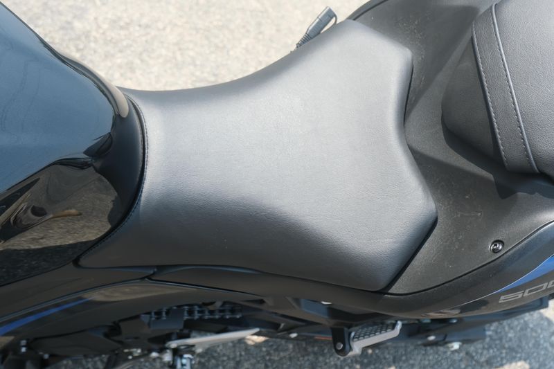 2025 Kawasaki NINJA 500 ABS METALLIC FLAT SPARK BLACK AND METALLIC SPARK BLACK AND METALLIC MOONDUST GRAY Image 18