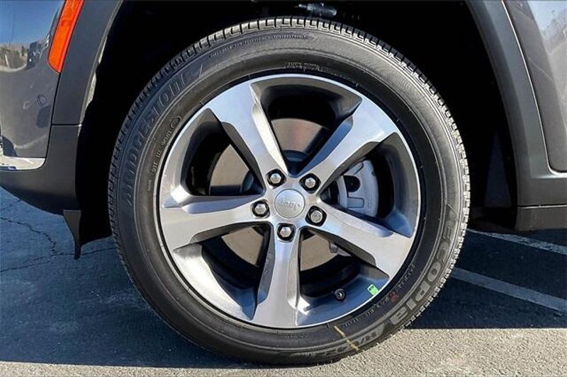 New 2025 Jeep Grand Cherokee L Limited 4x4Image 10