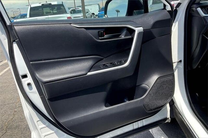 2022 Toyota RAV4 LEImage 22