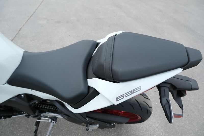 2025 Kawasaki NINJA ZX6R PEARL BLIZZARD WHITEImage 8