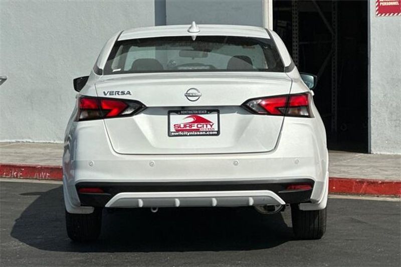 New 2025 Nissan Versa 1.6 SVImage 4