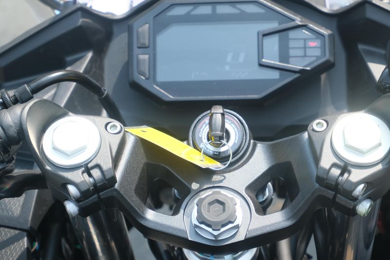 2025 Kawasaki NINJA 500 ABS METALLIC FLAT SPARK BLACK AND METALLIC SPARK BLACK AND METALLIC MOONDUST GRAY Image 14
