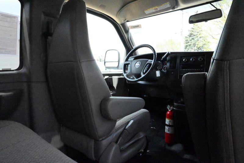 2023 GMC Savana Passenger LSImage 17