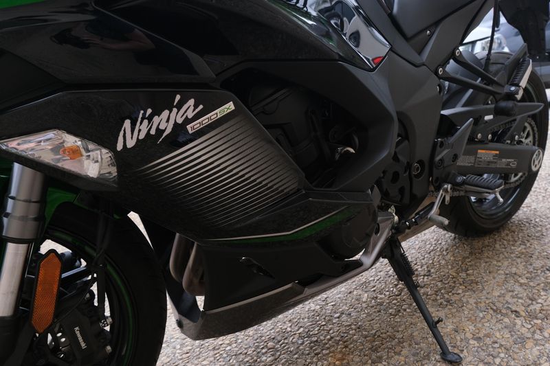 2023 Kawasaki NINJA 1000 SX EMERALD BLAZE GREEN AND METALLIC DIABLO BLACK AND METALLIC GRAPHITE GRAY Image 16