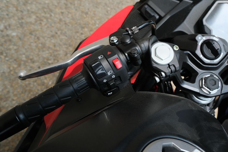 2025 Kawasaki NINJA 500 SE ABS PASSION RED AND METALLIC FLAT SPARK BLACK AND METALLIC MATTE DARK GRAY Image 10
