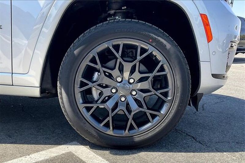 New 2025 Jeep Grand Cherokee L Summit 4x4Image 10