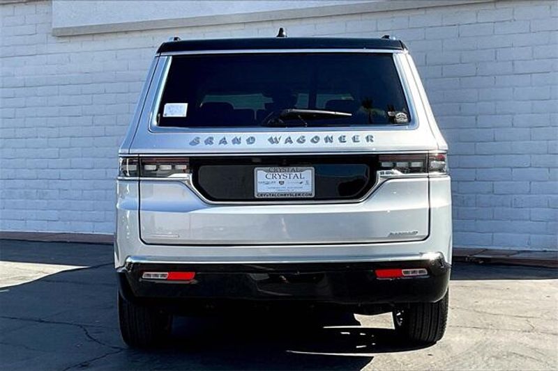 2023 Jeep Grand Wagoneer II photo 3