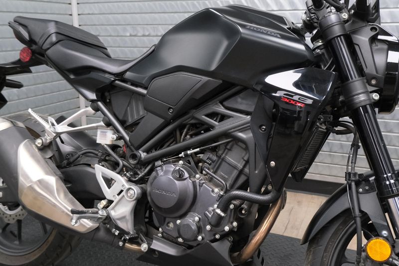USED 2025 HONDA CB300R ABS Image 10