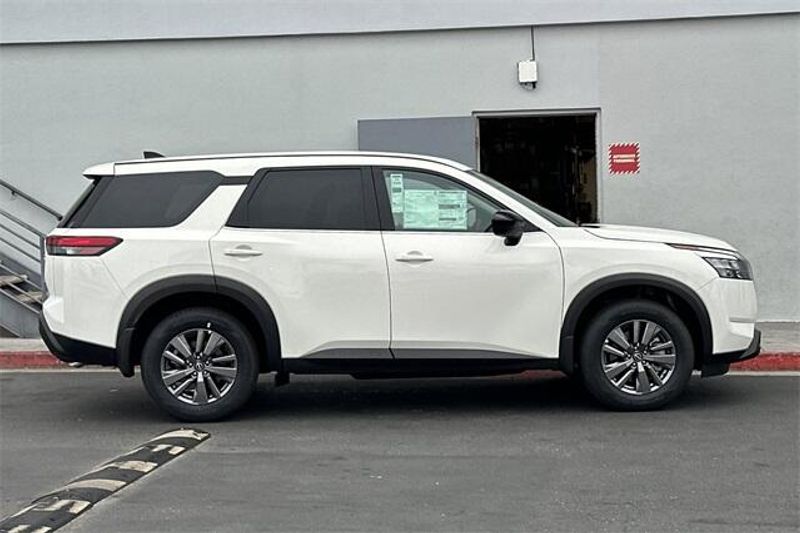 New 2025 Nissan Pathfinder SImage 2